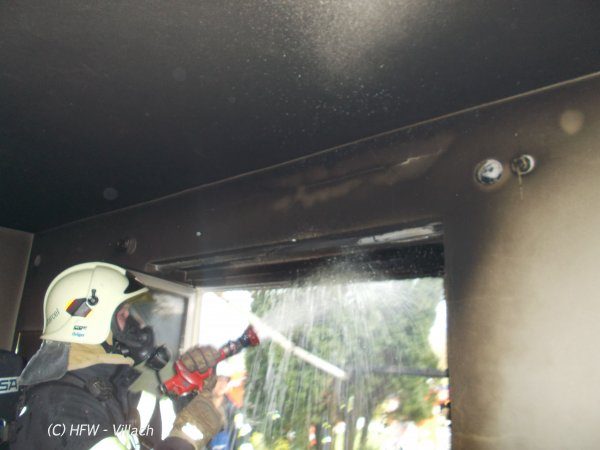 Verletzte Frau bei Wohnhausbrand, Feuerwehr verhindert Vollbrand (Bild 4)